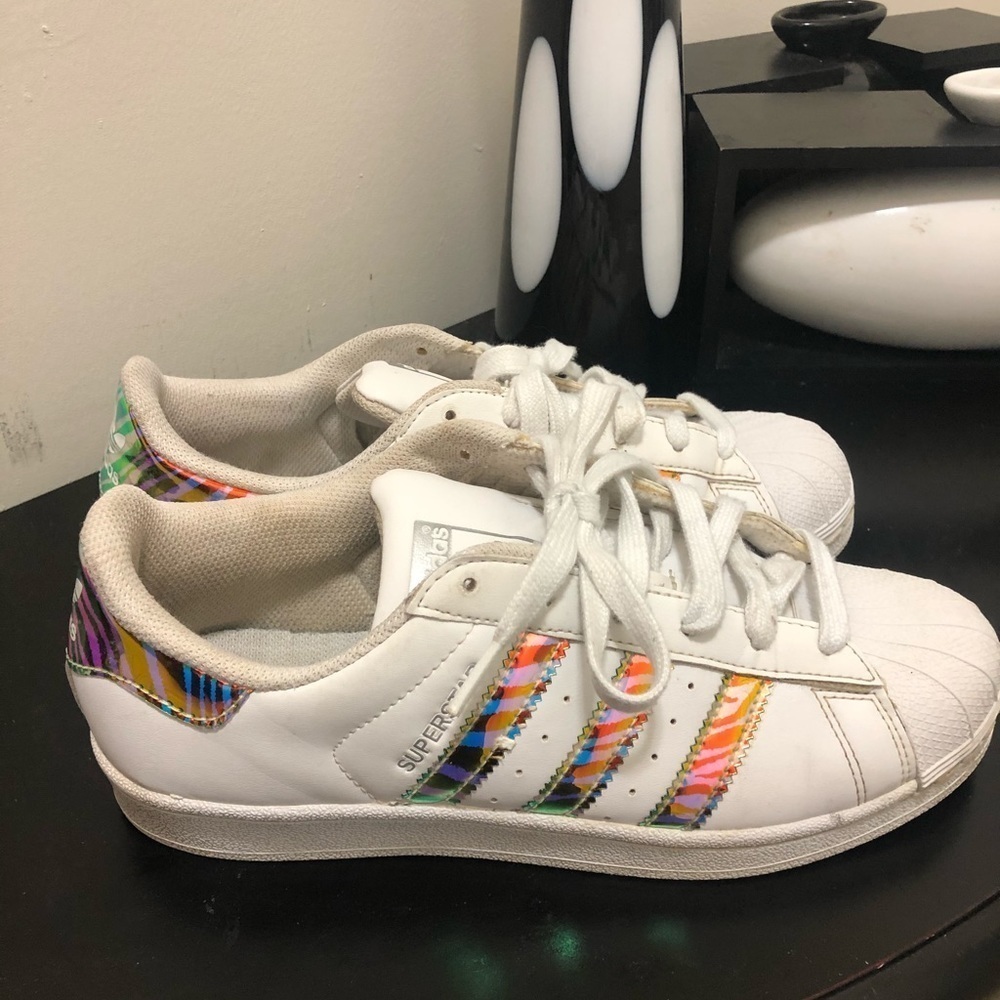 Adidas sneaker Fun design color change reflection